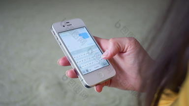 发<strong>短信</strong>聪明的电话iPhone手互联网女人智能手机